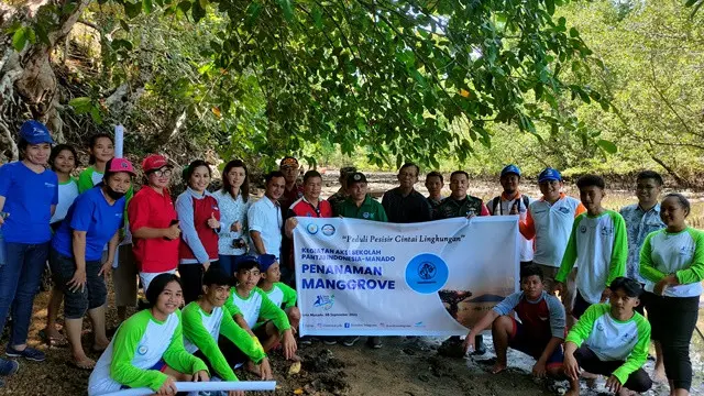 Penanaman mangrove sebagai bagian dari kegiatan Aksi Sekolah Pantai Indonesia (SPI) di Kota Manado.