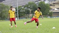 Andik Vermansah berkasi pada sesi latihan bersama Selangor FA di Selangor, Malaysia (27/1/2016). (Bola.com/Nicklas Hanoatubun)
