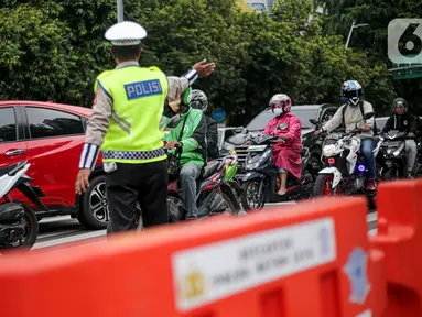 Polisi mengatur arus lalu lintas imbas adanya demo di kawasan Jalan MH Thamrin, Jakarta, Jumat (4/11/2022). Pengalihan arus lalu lintas dilakukan mulai pukul 10.00 WIB sampai selesai, sementara masyarakat pengguna jalan diimbau mencari jalan alternatif. (Liputan6.com/Faizal Fanani)