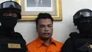 Polisi mengawal tersangka pembunuhan satu keluarga di Kota Bekasi saat gelar perkara di Polda Metro Jaya, Jakarta, Jumat (16/11). Tersangka HS melakukan pembunuhan terhadap satu keluarga dengan menggunakan linggis. (Merdeka.com/Imam Buhori)