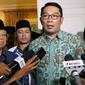 Gubernur Jawa Barat Ridwan Kamil dan Cawapres nomor urut 01 Ma'ruf Amin memberi keterangan kepada awak media di Jakarta, Selasa (12/2). Sebelumnya Ma'ruf Amin telah menerima kunjungan Wali Kota Solo FX Hadi Rudyatmoko. (Liputan6.com/Immanuel Antonius)