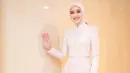 Cut Syifa memilih kebaya modern berwarna baby pink yang dipadukan dengan kain songket dan hijab warna senada.   [Instagram/dimassinggih]