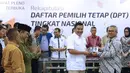 Ketua KPU RI, Arief Budiman (kanan) menyerahkan soft copy DPT tingkat nasional kepada perwakilan Partai Gerindra usai rapat pleno di Jakarta, Rabu (5/9). Sebelumnya, KPU menggelar rapat pleno rekapitulasi DPT nasional. (Liputan6.com/Helmi Fithriansyah)