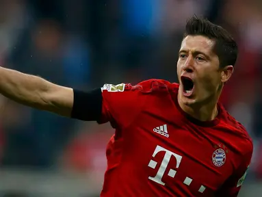 Penyerang Bayern Muenchen, Robert Lewandowski melakukan selebrasi usai mencetak gol ke gawang VfL Wolfsburg pada bundesliga di Allianz Arena, Rabu (23/9/2015). Muenchen menang telak atas Wolfsburg dengan skor 5-1. (REUTERS/Michael Dalder)