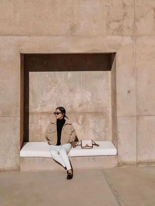 Nikita Willy memadukan fur jacket warna cokelat dengan turtleneck warna hitam dan celana panjang warna putih. Aksesori berupa kacamata hitam yang ia kenakan pun membuat penampilannya makin modis. (Instagram/nikitawillyofficial94).