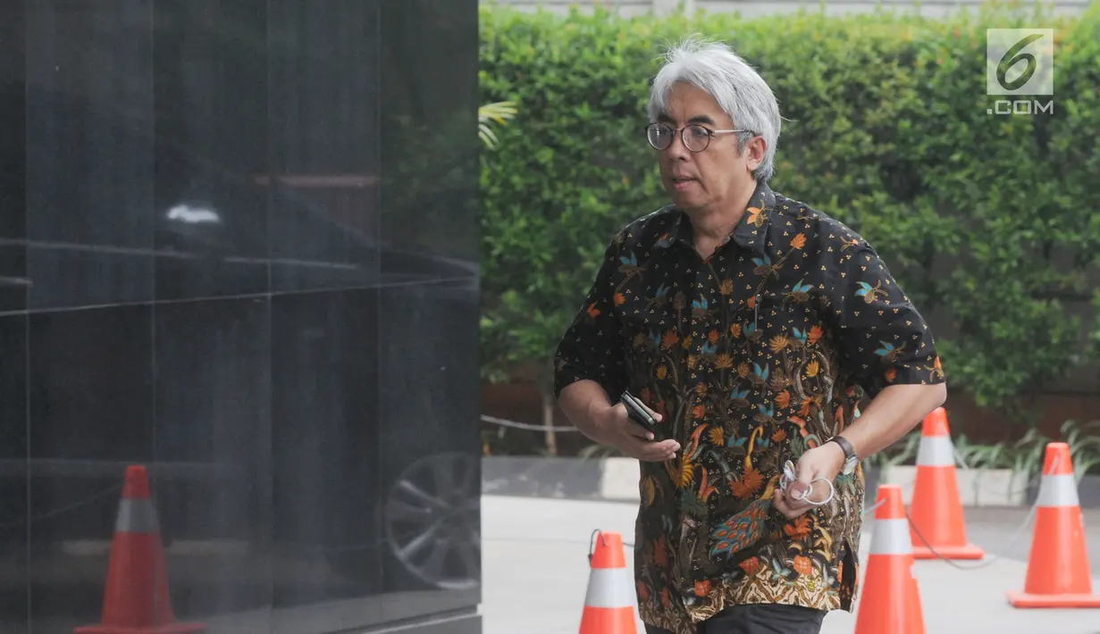 Akademisi dan pegiat antikorupsi Imam Prasodjo tiba untuk melakukan pertemuan dengan Pimpinan KPK, Jakarta, Rabu (16/5). Pertemuan tertutup tersebut membahas setrategi pencegahan korupsi di indonesia. (Merdeka.com/Dwi Narwoko)