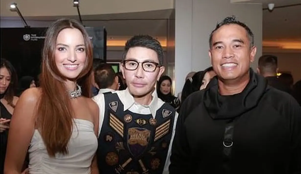 Nia Ramadhani tampil elegan dengan strapless top, long pants, choker, dan tas Dior hitam saat hadiri gala premiere bersama sang suami, Ardi Bakrie. Sementara Ardi tampil kasual dengan hoodie, celana jeans, dan sneakersnya. [@ramadhaniabakrie].