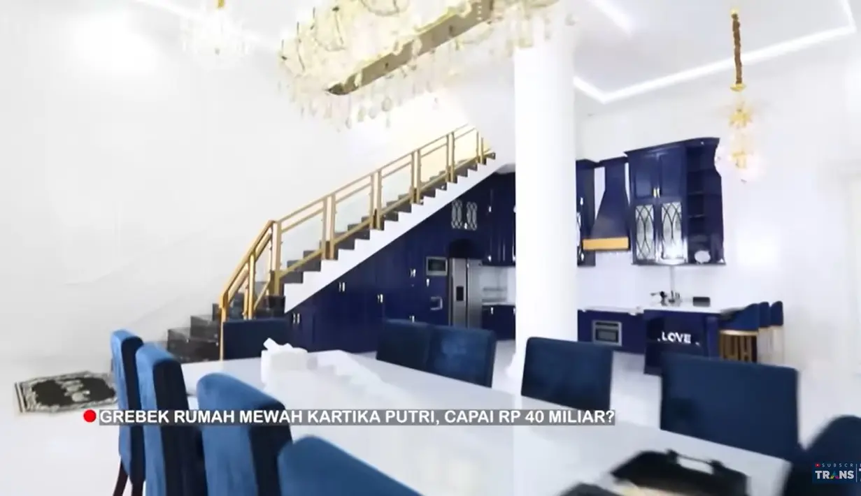 Kalau dinding dengan dominasi warna putih, sedangkan beberapa kursi terlihat dengan warna biru. Begitu juga dengan kitchen set yang berada di bawah tangga. Meja makan sangat panjang mengingat rumah habib banyak tamu yang datang. [Youtube/TRANS7 OFFICIAL]