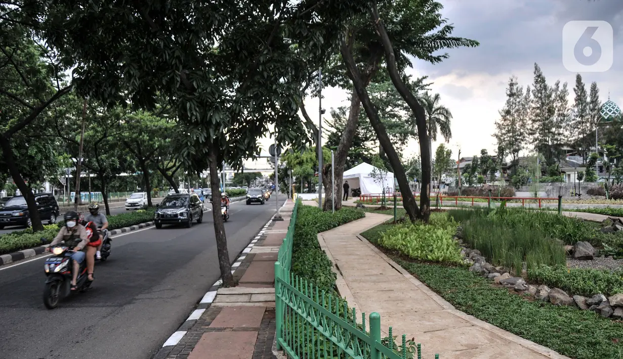 Kendaraan melintas di depan Taman Biotrans, Cempaka Putih, Jakarta, Minggu (19/12/2021). Taman seluas 2.500 meter persegi tersebut diharapkan dapat berfungsi sebagai pengendalian banjir, terbuka hijau serta tempat warga merasakan ruang terbuka yang dekat dengan alam. (merdeka.com/Iqbal S. Nugroho)