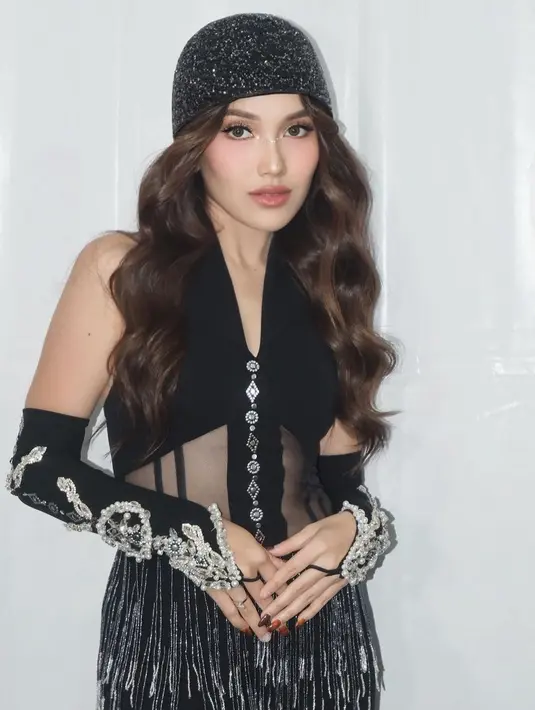 Pesona Ayu Ting Ting bak Arabian Princess dengan makeup glam. Di sini makeup bernuansa cokelat membaur sempurna di kulitnya, area mata dipertajam dengan winged-eyeliner dan bulu mata yang dibuat lebih lentik. [Foto: Instagram/ayutingting92]