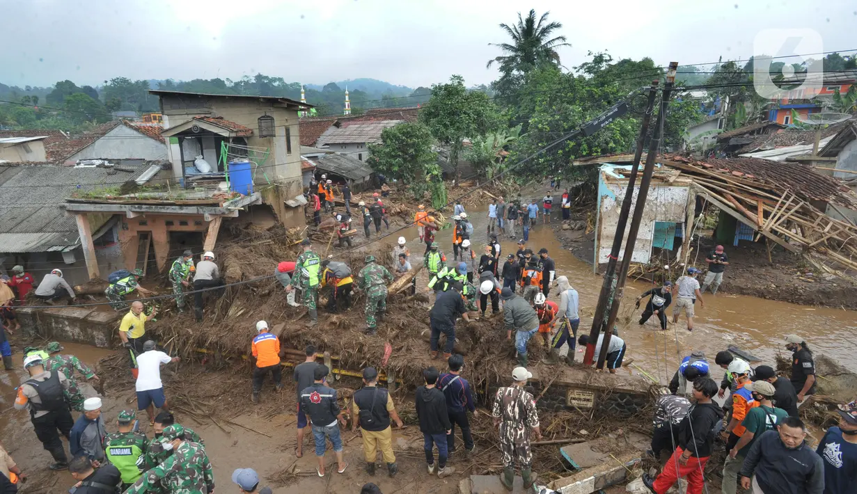 <p>Tim SAR gabungan TNI, Polri, dan relawan membersihkan material longsor usai banjir bandang menerjang Kampung Cibuntu, Desa Pasawahan, Kecamatan Cicurug, Sukabumi, Selasa (22/9/2020). Banjir mengakibatkan puluhan bangunan rusak berat, 12 rumah hanyut, dan dua korban hilang. (merdeka.com/Arie Basuki)</p>