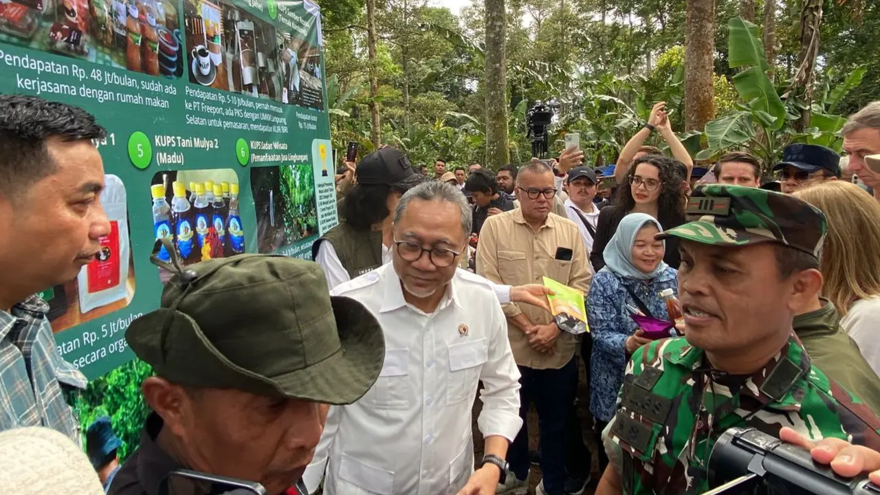Menteri Koordinator Bidang Perekonomian Zulkifli Hasan (Zulhas) di Hutan sosial Lampung Selatan.
