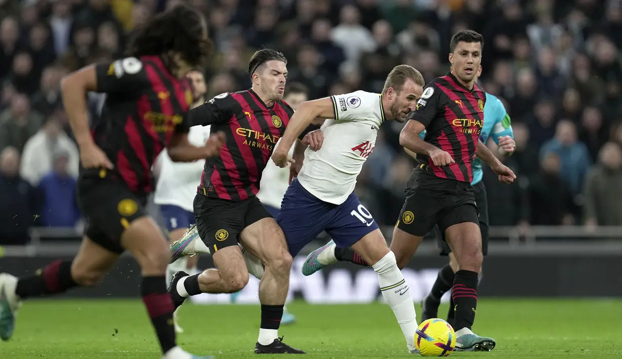 Pemain Tottenham Hotspur, Harry Kane berusaha melewati pemain Manchester City pada laga pekan ke-22 Liga Inggris 2022/2023 di Tottenham Hotspur Stadium, London, Minggu (05/02/2023) malam WIB. Laga berakhir dengan kemenangan 1-0 Tottenham Hotspur.  (AP Photo/King Cheung)