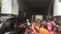 Tinggalkan Balai Kota, Djarot Diserbu Warga