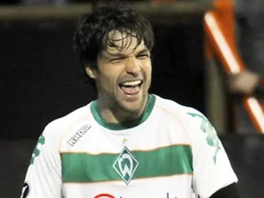 Werder Bremen&#039;s Brazilian midfielder Diego celebrates scoring during the UEFA Cup quarter-final football match vs Udinese Calcio (Italy) at the Weser Stadium in Bremen on April 9 2009. AFP PHOTO DDP / DAVID HECKER