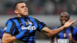 2. Lucio - Pemain berusia 42 tahun ini mengumumkan pengunduran dirinya sebagai pesepak bola profesional pada 29 Januari 2020. Lucio merupakan bagian dari skuat Inter Milan saat memenangkan treble di bawah asuhan Jose Mourinho pada 2010. (AFP/Guiseppe Cacace)