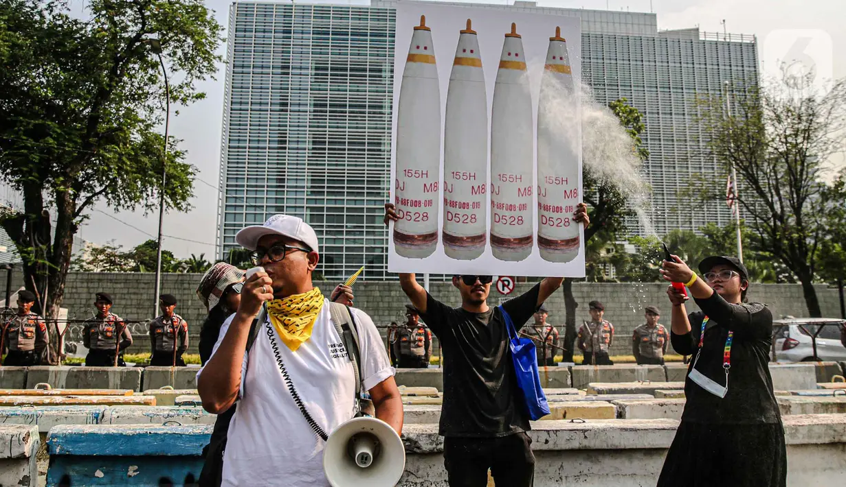 Aksi diikuti sejumlah organisasi sipil dan kelompok sipil lain seperti YLBHI, Gusdurian, hingga Milk Tea Alliance. (Liputan6.com/Faizal Fanani)