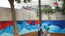 Mural menghiasi tembok dalam acara Mural Cikini Project #1 di Taman Plaza Teater Besar, Taman Ismail Marzuki, Jakarta, Jumat (23/8/2019). Project #1/Mural Cikini yang diikuti oleh 4 seniman digelar dalam rangka menata estetika ruang publik sebagai sarana interaksi visual.(Liputan6.com/Faizal Fanani)