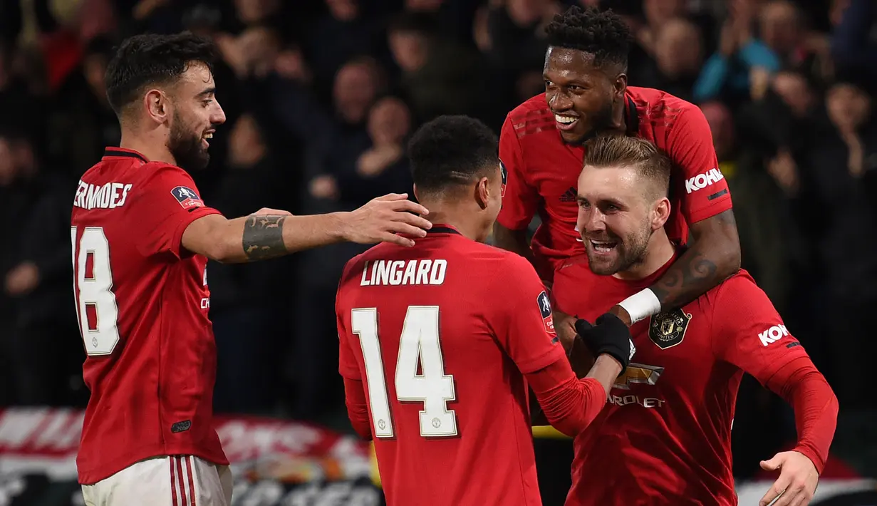 Pemain Manchester United merayakan gol yang dicetak Luke Shaw ke gawang Derby Country pada laga babak kelima Piala FA di Pride Park Stadium, Kamis (5/3). Manchester United menang 3-0 atas Derby Country. (AFP/Oli Scarff)