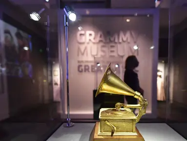 Orang-orang mengunjungi Museum Grammy pada hari pertama dibuka kembali setelah lebih dari setahun ditutup akibat COVID-19 di Los Angeles, Jumat (21/5/2021). Mulai 15 Juni, California akan mencabut sebagian besar pembatasan pandemi, termasuk jarak sosial dan penggunaan masker. (Frederic J. BROWN/AFP)