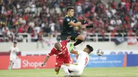 Kiper Persis Solo, Gianluca Pandeynuwu (hitam) bersama dengan bek tengah Persis, Andri Ibo terlibat duel perebutan bola dengan penyerang PSM Makassar, Ramadhan Sananta dalam laga pekan ke-11 BRI Liga 1 2022/2023, Kamis (29/9/2022) (Dok. Persis Solo)
