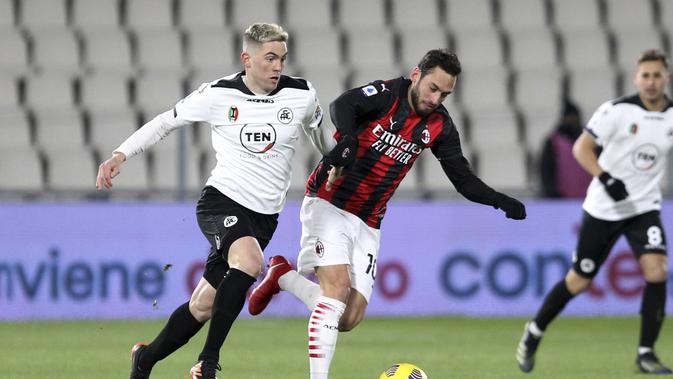 Nahuel Estevez dari Spezia, kiri, beraksi selama pertandingan sepak bola Serie A Italia antara Spezia dan AC Milan di stadion Alberto Picco di La Spezia, Italia, Sabtu, 13 Februari 2021. (Tano Pecoraro / LaPresse via AP)