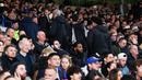 Momen itu terjadi tak lama setelah gol ketiga PSG pada menit ke-62. Kekecewaan fans terlihat jelas, bahkan ketika pertandingan masih menyisakan waktu cukup panjang. (AFP/Franck Fife)