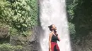 Sejuknya air membantu untuk menenangkan pikiran setelah dipadatkan dengan aktivitas. Selain pantai dan gunung, sepupu Arumi Bachsin ini juga sering liburan ke air terjun. Menilik dari laman Instagramnya, sepertinya artis yang awali karier tahun 2014  ini sudah mengunjungi beragam air terjun dengan pemandangan indah. (Liputan6.com/IG/@annetteedoarda)