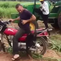 Lucu, Monyet Ngambek Tidak Diajak Naik Motor