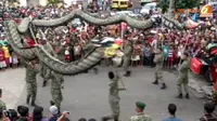 [VIDEO] Atraksi Liong-Barongsai Kostrad Memukau Warga Solo