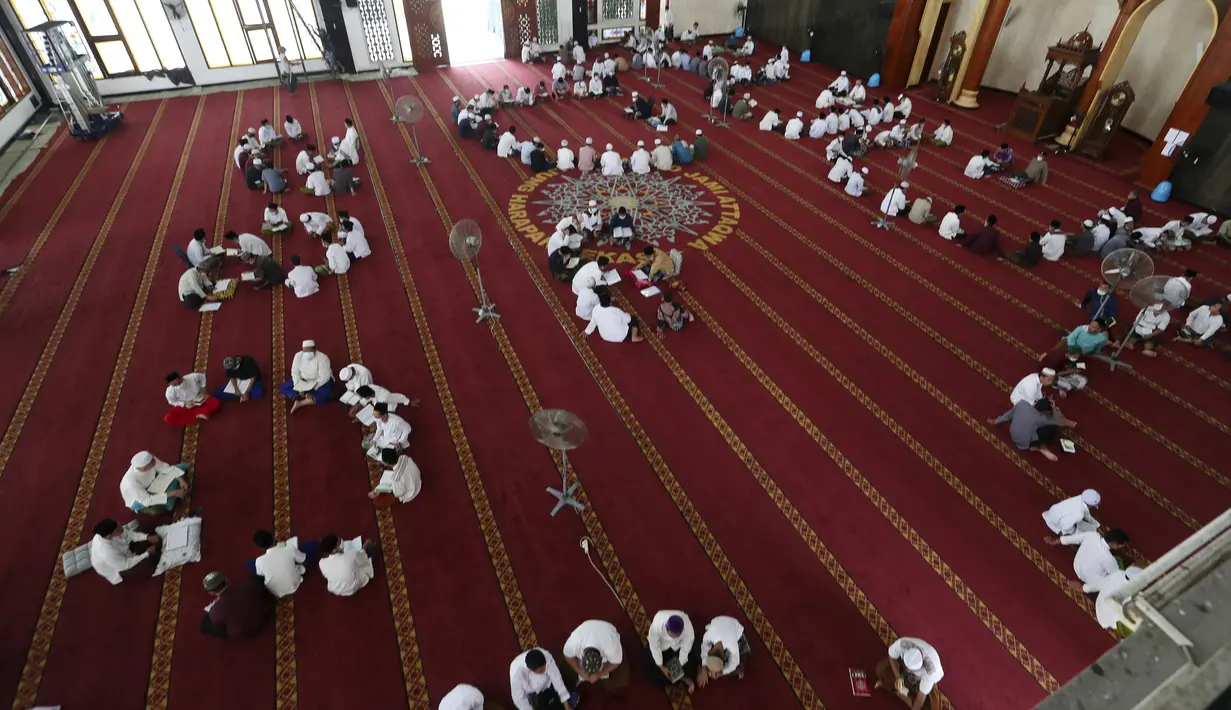 Suasana saat para siswa membaca kitab suci Alquran di Masjid Attaqwa, Bekasi, Jawa Barat, Selasa (4/5/2021). Selama Ramadhan, umat muslim menahan diri dari makan, minum, merokok dan seks dari subuh hingga maghrib. (AP Photo/Achmad Ibrahim)