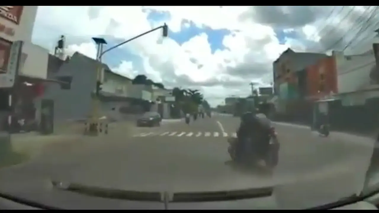 pelanggaran yang dilakukan juga membayakan pengguna jalan lain, seperti video yang dibagikan akun Instagram @agoez_bandz4.