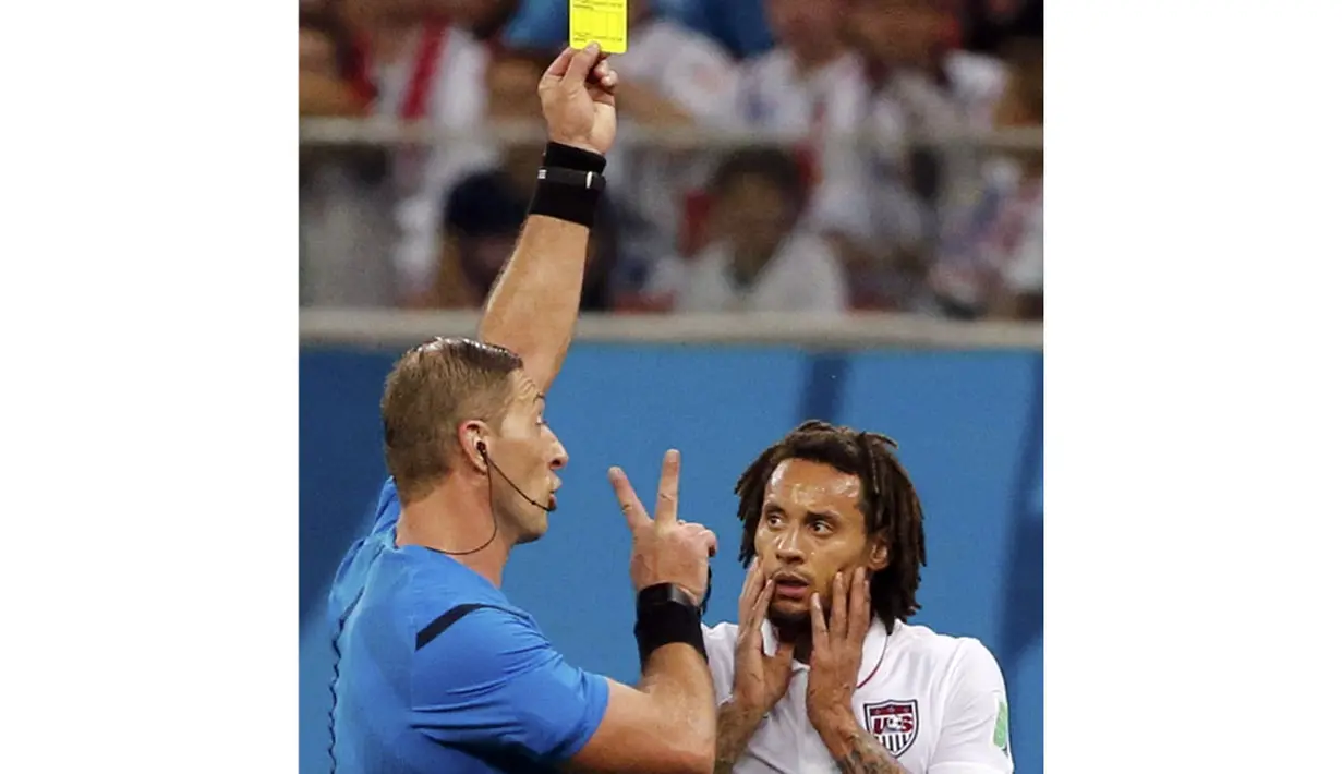 Wasit Nestor Pitana (Argentina - kiri) memberikan peringatan pada gelandang Timnas AS, Jermaine Jones, di laga penyisihan Piala Dunia 2014 Grup G di Stadion Amazonia, Manaus, Brasil, (23/6/2014). (REUTERS/Jorge Silva)