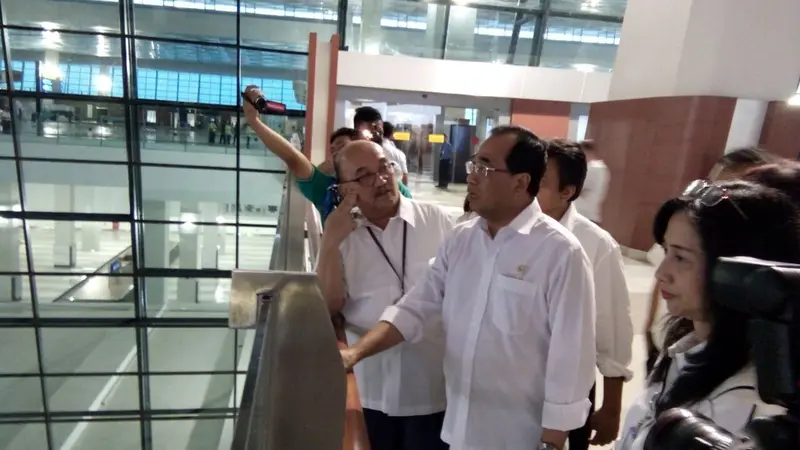 Menhub Budi Karya meninjau kesiapan Terminal 3 Bandara Soetta untuk melayani rute internasional. (Liputan6.com/Ilyas Istianur P)