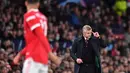 Pelatih Manchester United, Ole Gunnar Solskjaer menginstruksikan pemainnya saat bertanding melawan Villarreal pada pertandingan grup F Liga Champions di stadion Old Trafford, Inggris, Kamis (30/9/2021). Manchester United menang tipis atas Villareal 2-1. (AFP/Anthony Devlin)