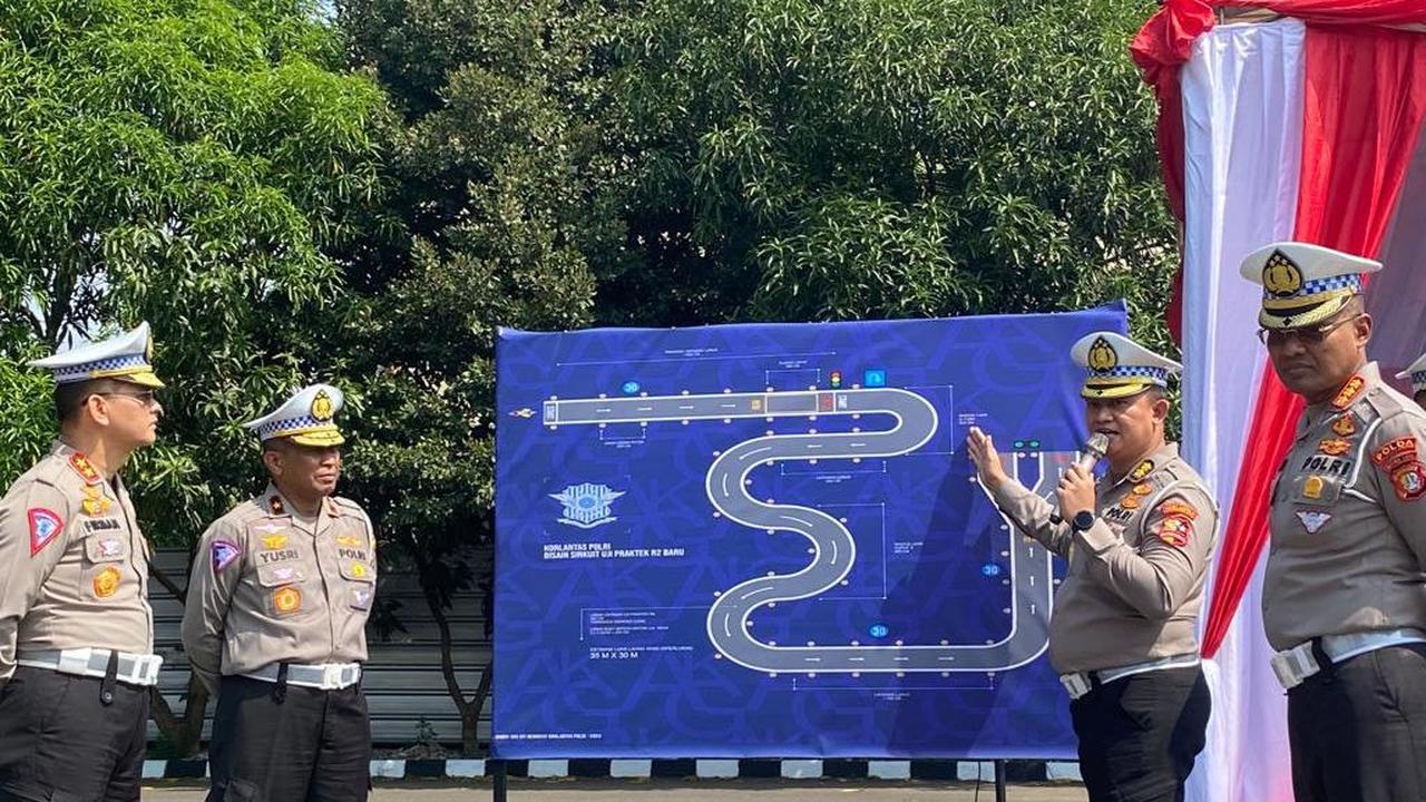 Bendera itu jadi penanda. Adapula kata setop tepat di belakang yellow box junction atau simpang berkotak kuning.