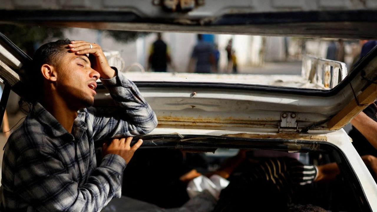 Warga menangis pilu ketika kerabatnya meninggal dunia akibar serangan Israel di sebuah kamp pengungsian di Rafah, Jalur Gaza, pada Senin (27/5/2024).&nbsp;Kementerian Kesehatan di Jalur Gaza mengungkapkan, sebanyak 45 orang, termasuk 23 wanita, anak-anak 