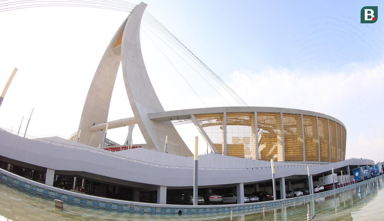 <p>Keunikan utama dari stadion ini adalah bentuknya yang mirip kapal layar. Tentu ada konsepnya, di mana erat dengan sejarah Kamboja itu sendiri yang berlokasi di perairan semenanjung China. (Bola.com/Abdul Aziz)</p>