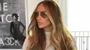 Jennifer Lopez mengaku dirinya tak merokok ataupun minum alkohol. Namun ia sempat tertangkap kamera merokok di ruang publik. (instagram/jlo)