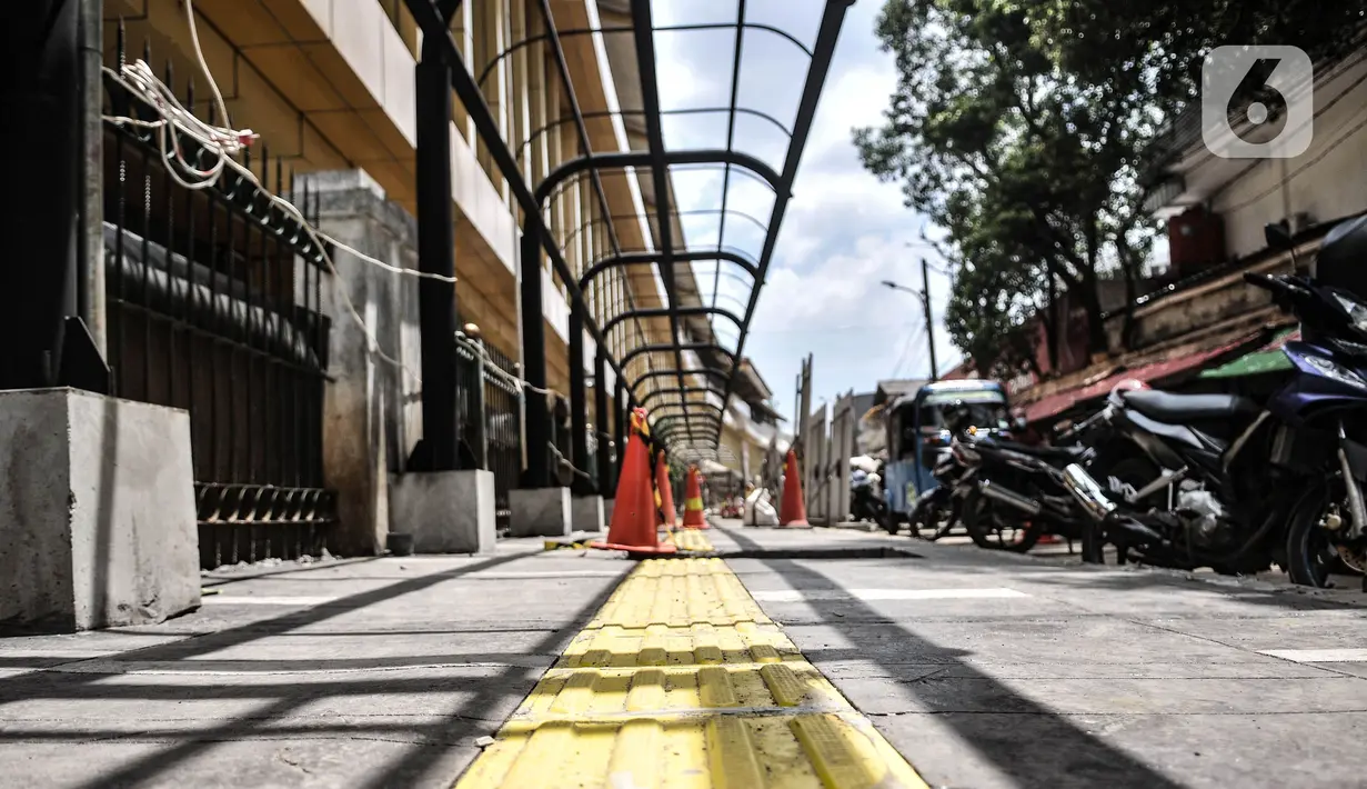 Suasana pembangunan jalur pedestrian di Stasiun Gondangdia, Jakarta Pusat, Kamis (8/4/2021).  Stasiun Gondangdia pembangunannya juga akan dilakukan pembuatan area drop off dan pangkalan transportasi online maupun konvensional. (merdeka.com/Iqbal S. Nugroho)
