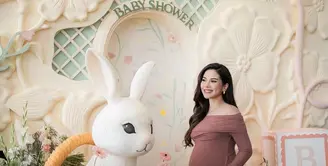 Intip detail dress yang dikenakan Alyssa Daguise saat baby shower dan perayaan ulang tahunnya. [@alyssadaguise].