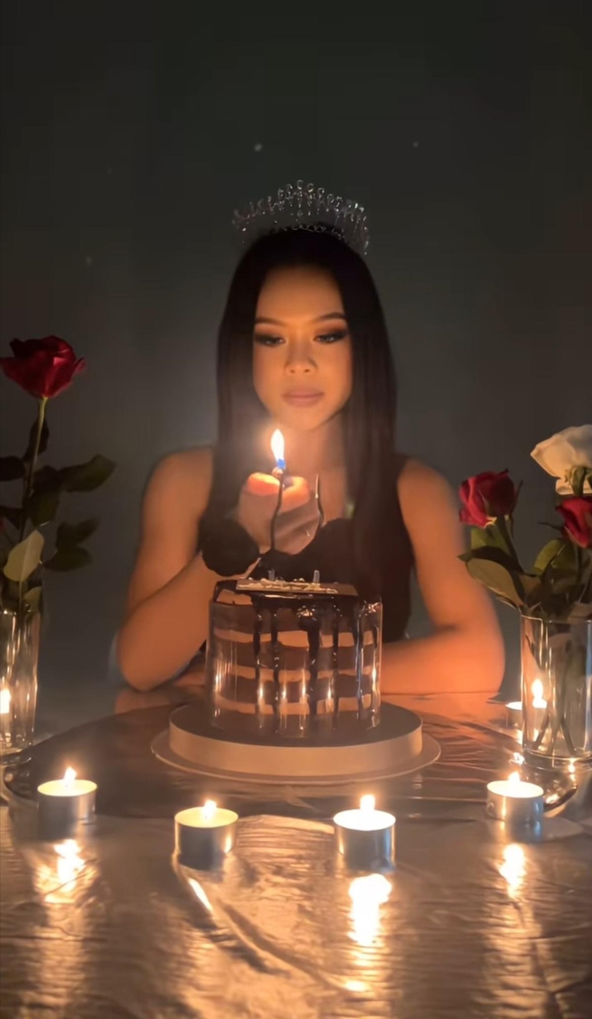Pakai Dress Hitam Yang Senada Dengan Kuenya