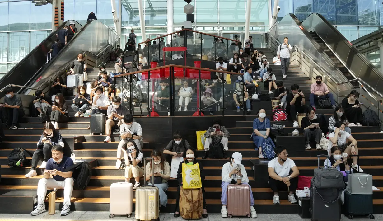 Orang-orang yang mengenakan masker menunggu kereta menjelang liburan "Chuseok" di Stasiun Kereta Seoul di Seoul, Korea Selatan, Kamis (8/9/2022). Chuseok" atau Hari Thanksgiving versi Korea, jatuh pada 10 September 2022. ( AP Photo/Ahn Young-joon)