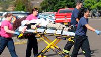 Petugas mengevakuasi korban terluka setelah penembakan yang terjadi di Umpqua Community College di Roseburg, Oregon, AS, Kamis (1/10/2015). 13 orang tewas dan sekitar 20 lainnya terluka akibat kejadian tersebut. (REUTERS/Michael Sullivan/The News-Review)
