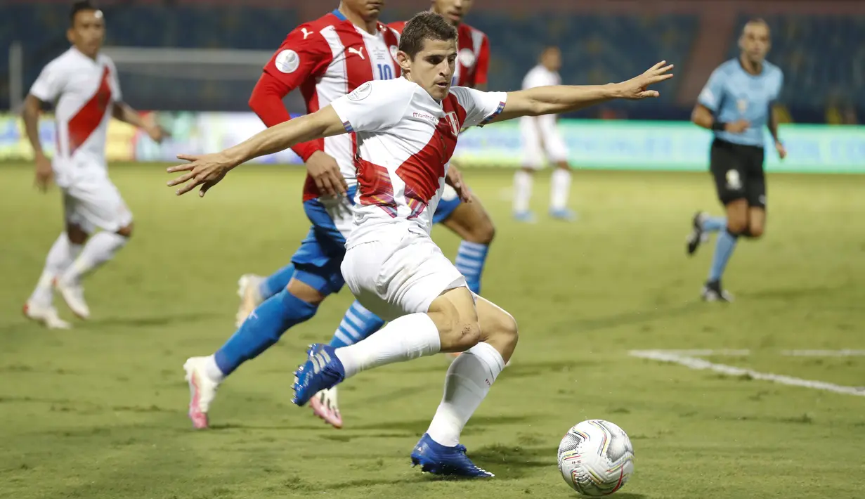 Pada laga yang digelar di Estadio Olimpico Pedro Ludovico ini Peru tampil lebih mendominasi dengan penguasaan bola mencapai 65 berbanding 35 persen. (AP/Andre Penner)