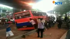 Amarah warga dipicu oleh metromini yang sarat penumpang menabrak sepeda motor yang dikendarai pasangan suami istri.
