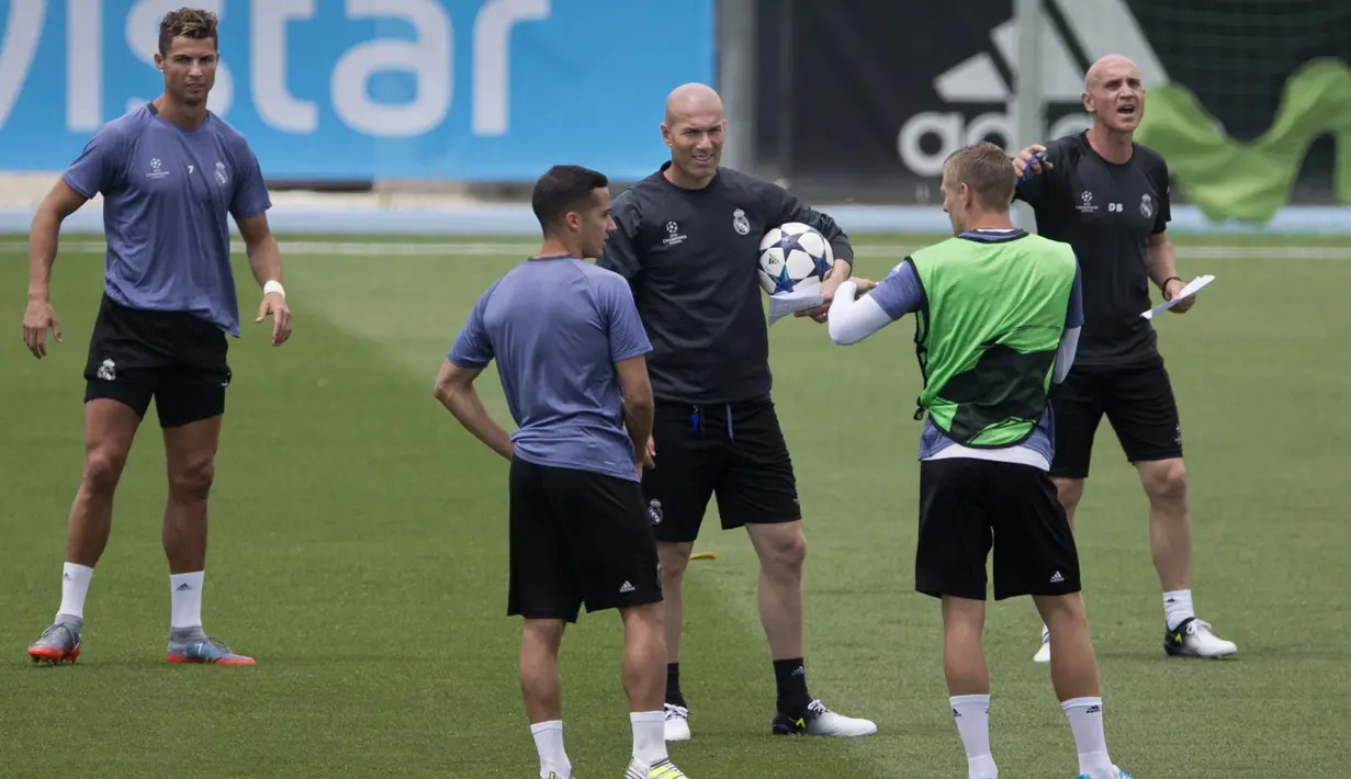 Pelatih Real Madrid, Zinedine Zidane, memimpin sesi latihan jelang laga final Liga Champions di Madrid, Spanyol (30/05/3017). Di laga final nanti Real Madrid akan berhadapan dengan Juventus. (AP/Paul White)