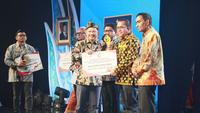 Pemberian penghargaan Kemendagri itu sebagai penerapan konsep carrot and stick dalam tata kelola pemerintahan.
