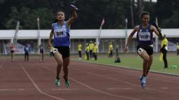 Pelari putri Jawa Tengah dan Yogyakarta memacu kecepatan saat mengikuti lari 4x100 meter estafet pada Kejuaraan Pomnas XVI 2019 di Stadion Madya, Senayan, Jakarta, Rabu (25/9). Tim putri Jakarta berhasil meraih emas. (Bola.com/Yoppy Renato)