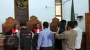 Sejumlah saksi disumpah saat sidang lanjutan Christopher di PN Jakarta Selatan, Jakarta, Kamis (4/6/2015). Sidang kasus kecelakaan yang menewaskan empat korban menghadirkan rekan terdakwa Ali dan supirnya Sandi sebagai saksi. (Liputan6.com/Helmi Afandi)